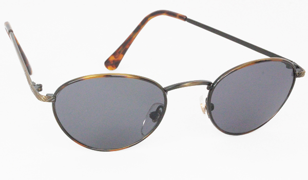 Oval moderne solbrille med grÃ¥sorte glas